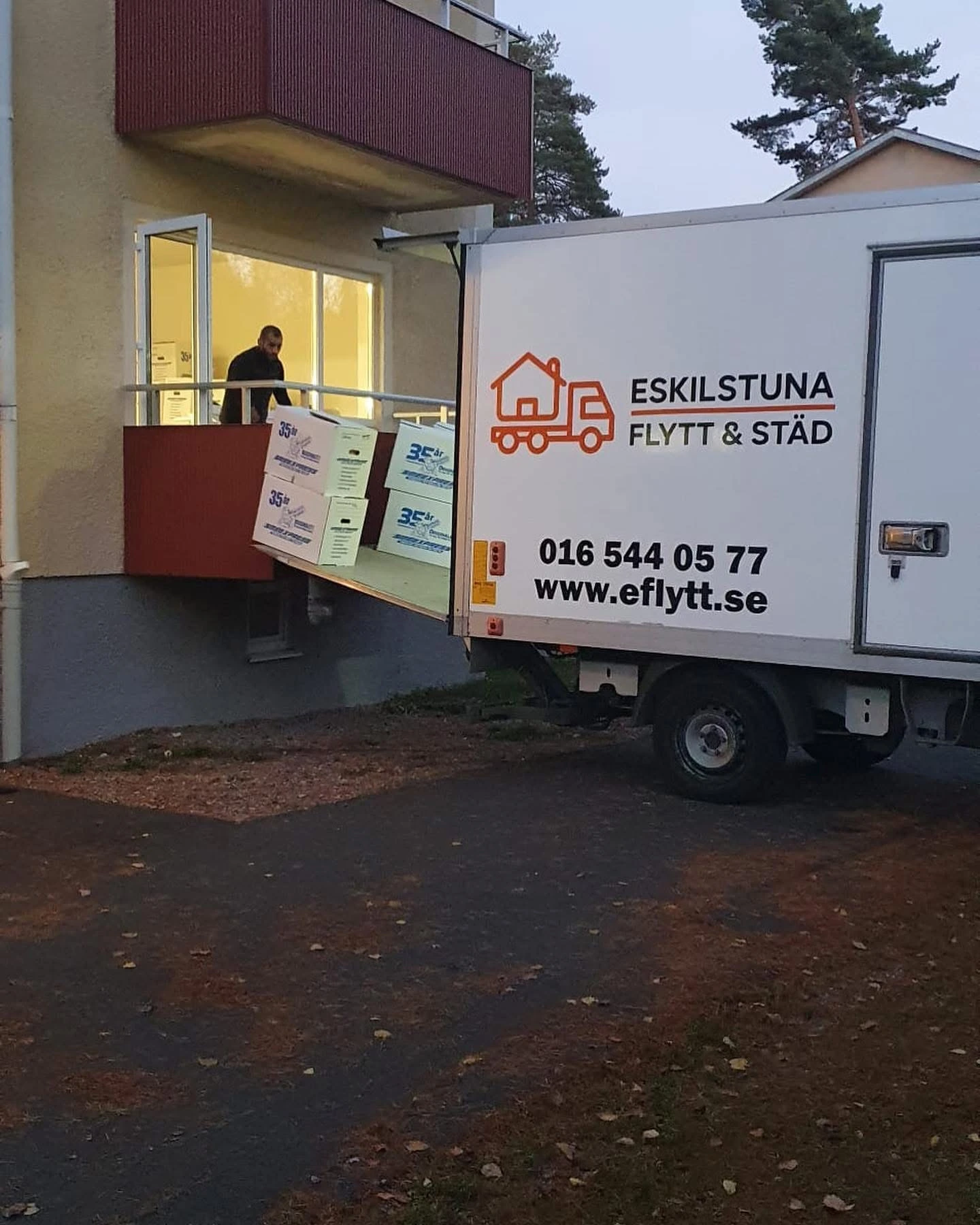 Äldre kund med välkomstvälkomstskylt